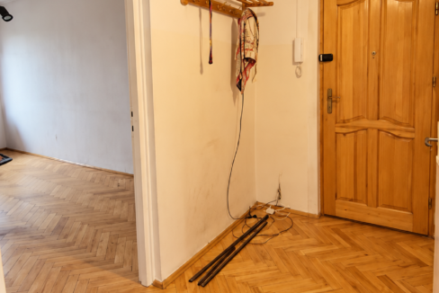 Ciepły przedpokój z drewnianymi drzwiami