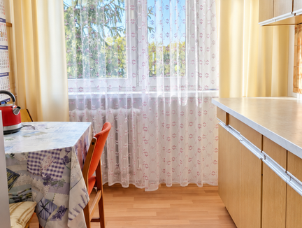 Jasna kuchnia z widokiem na ogród