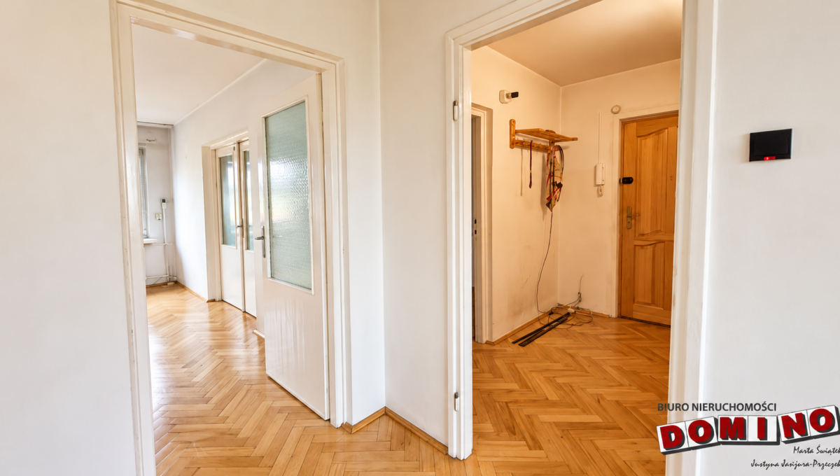 Jasny korytarz z parkietem jodełkowym