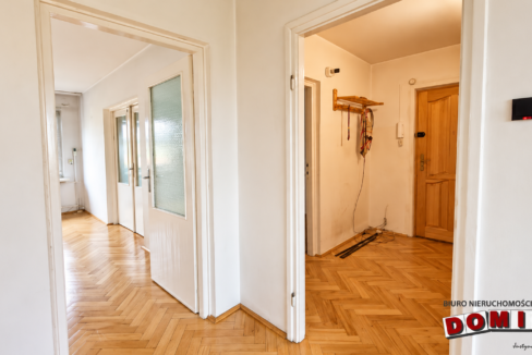 Jasny korytarz z parkietem jodełkowym