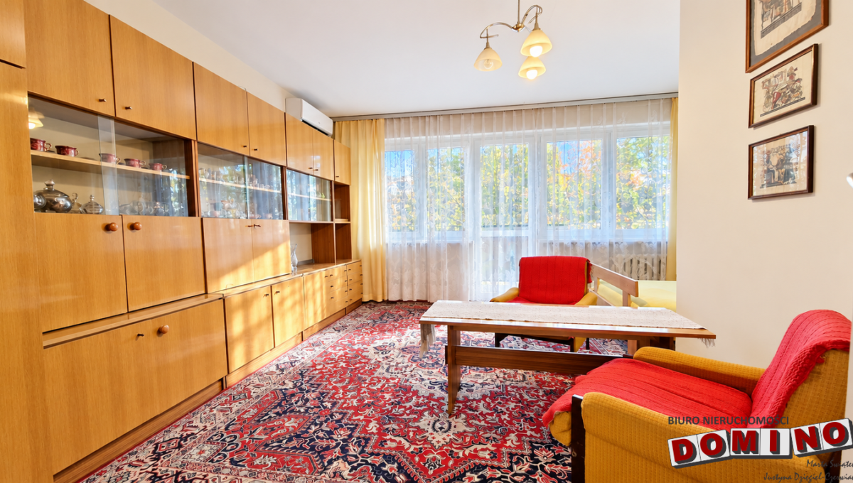 Jasny retro salon z orientalnym dywanem