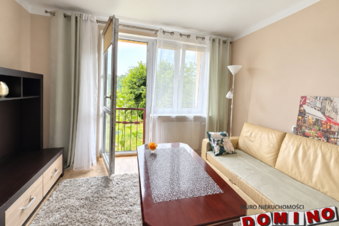 Jasny salon z balkonem i zielenią