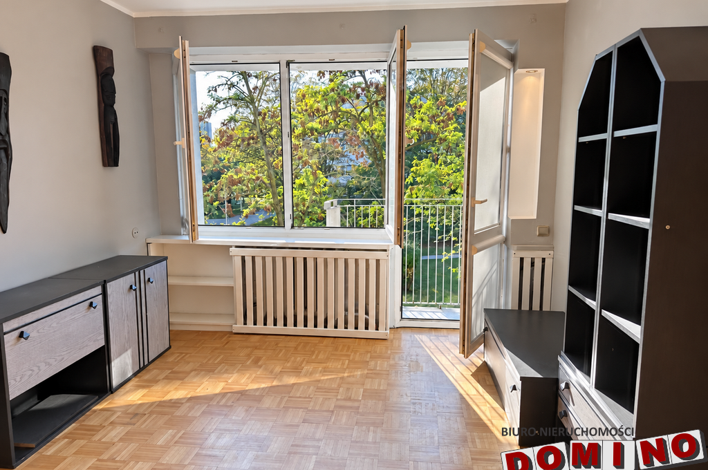 Jasny salon z otwartym balkonem