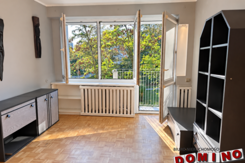 Jasny salon z otwartym balkonem