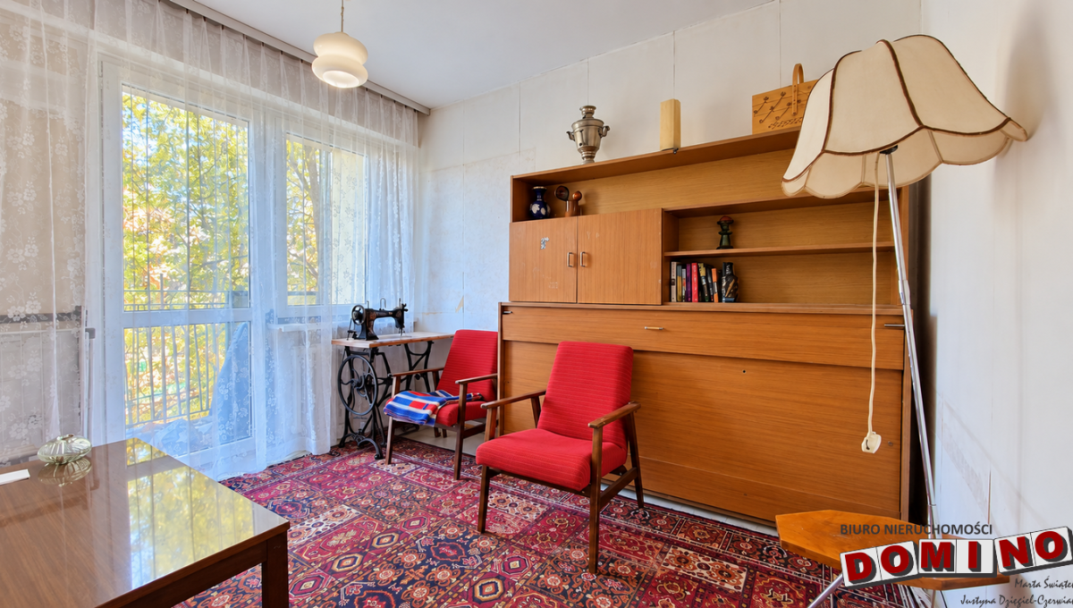 Nostalgiczny salon z maszyną do szycia
