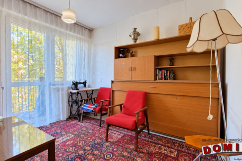 Nostalgiczny salon z maszyną do szycia
