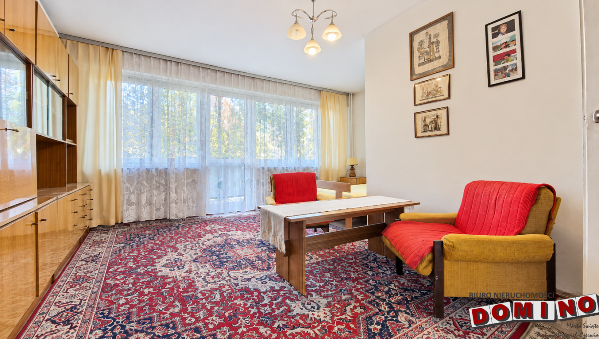Retro salon z koronkowymi zasłonami