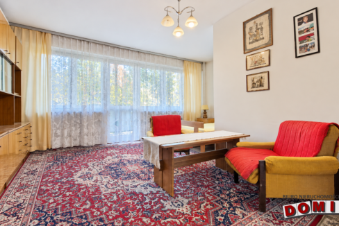 Retro salon z koronkowymi zasłonami